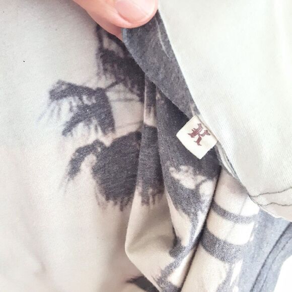 2/$35 SALE GRAPHIC Palm Tree print Tshirt.  Men's S EUC - Picture 6 of 7